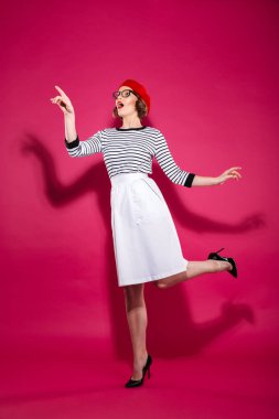 Tam boy görüntü içinde uzağa işaret gözlük güzel kadın