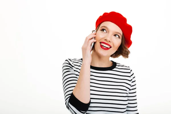 Joven mujer feliz hablando por teléfono móvil — Foto de Stock