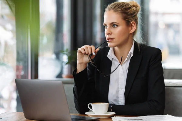 Seriöse Geschäftsfrau schaut zur Seite. — Stockfoto