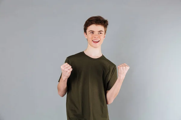 Porträt eines fröhlichen männlichen Teenagers — Stockfoto