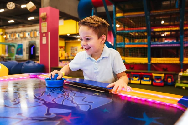 Allegro ragazzino che gioca a air hockey — Foto Stock