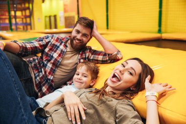 Küçük oğulları ile gülümseyen genç aile