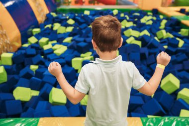 sevimli küçük çocuk having fun