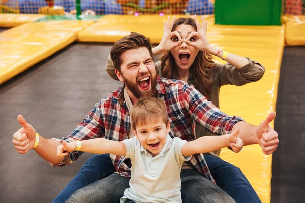 Rolig ung familj med sin lille son spendera tid — Stockfoto