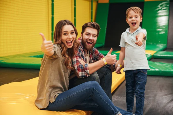 Jovem família feliz com seu filho — Fotografia de Stock