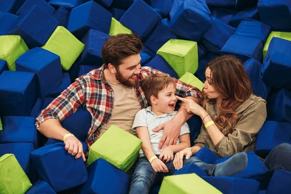 Joven familia alegre con su pequeño hijo — Foto de Stock