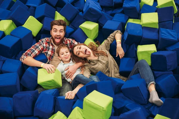 Fiatal boldog család kiadási időt együtt kis fiuk — Stock Fotó