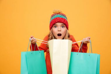 Şok kız kazak ve holding ve paketleri açma şapka