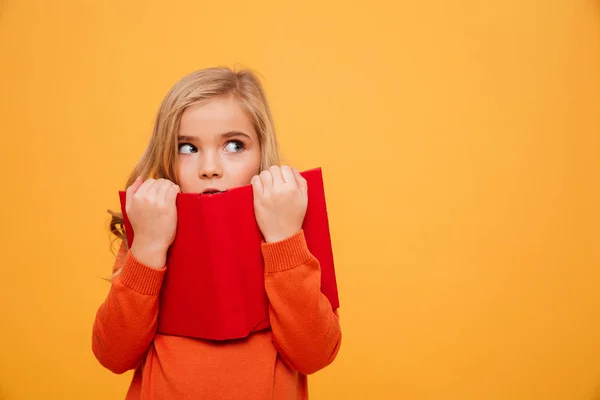 Meisje van het mysterie in trui verstopt achter het boek — Stockfoto