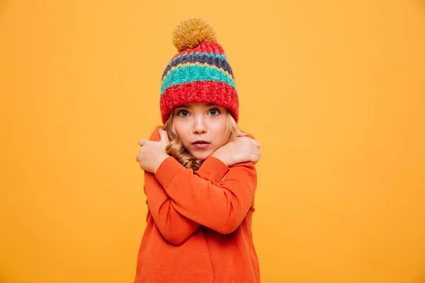 Giovane ragazza in maglione e cappello avendo freddo — Foto Stock