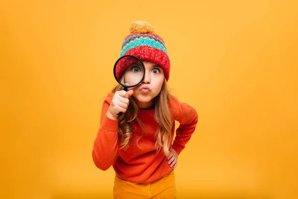 Örömteli fiatal lány pulóver és látszó-on fényképezőgép kalap — Stock Fotó