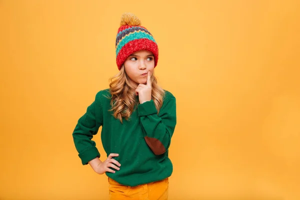 Συλλογισμένος κορίτσι με πουλόβερ και καπέλο με βραχίονα στο ισχίο — Φωτογραφία Αρχείου