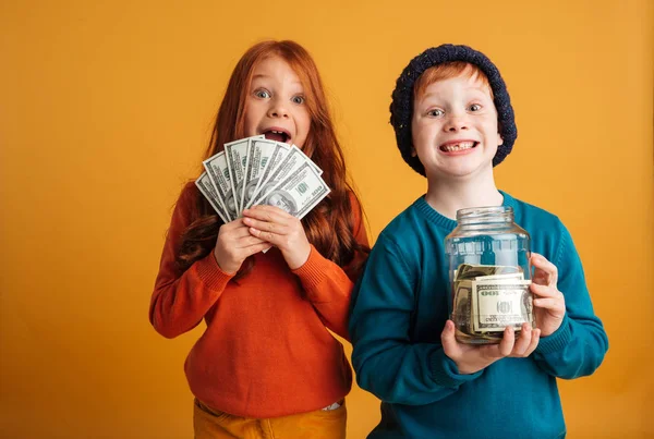 Podekscytowany mało rude dzieci trzymając pieniądze. — Zdjęcie stockowe