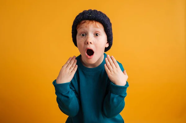 Shocked pequeño pelirrojo con pecas — Foto de Stock