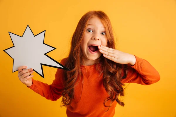 Sorprendido niña pelirroja sosteniendo la burbuja del habla . — Foto de Stock