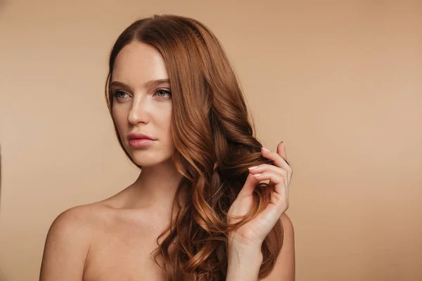 Retrato de beleza de mulher bonita gengibre com cabelo longo posando — Fotografia de Stock