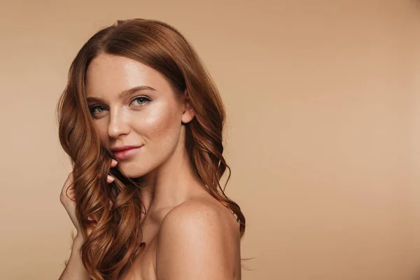 Beauty portrait of smiling ginger woman with long hair posing — Stock Photo, Image