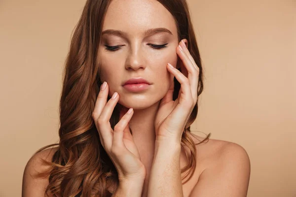 Primer plano Retrato de belleza de la sensual mujer pelirroja con el pelo largo —  Fotos de Stock