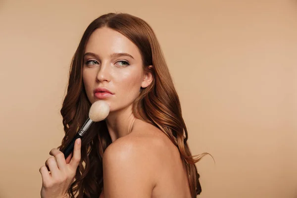 Uzun saç poz ile şehvetli zencefil kadın Güzellik Portresi — Stok fotoğraf