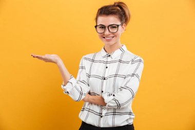 Boşaltmak tutan gözlük gülümseyen genç kadın portresi 