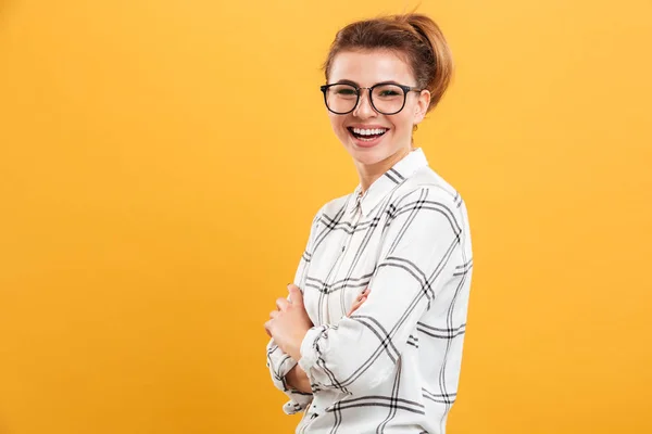 Портрет улыбающейся женщины в клетчатой рубашке, позирующей на камеру с — стоковое фото