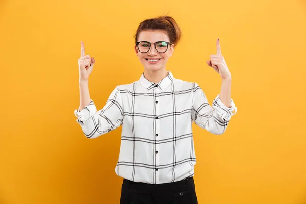 Portrait of happy excited woman pointing two fingers up at copy — Stock Photo, Image