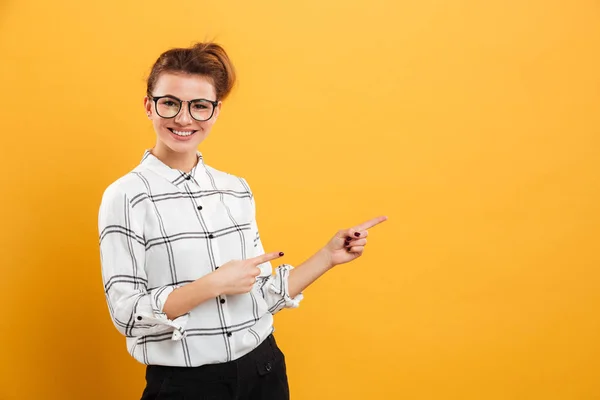 Portrait of attractive woman in eyeglasses pointing two fingers — Stock Photo, Image