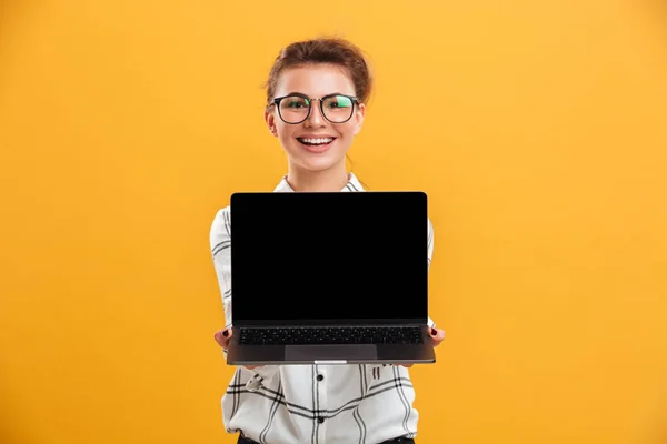 Retrato de mulher sorrindo usando óculos mostrando tela preta — Fotografia de Stock