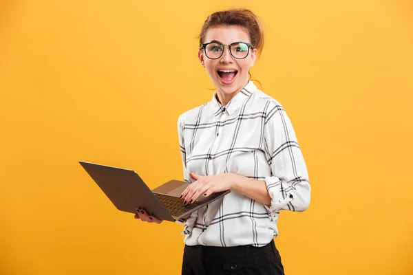 Porträt einer zufriedenen Frau im karierten Hemd mit silbernem Notizbuch — Stockfoto