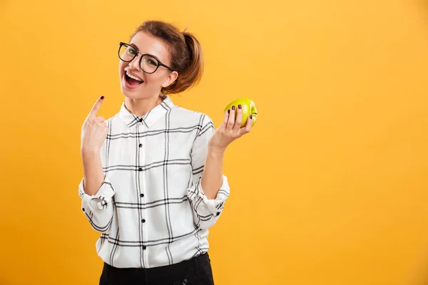 Ritratto di bella donna in camicia a quadri e occhiali con p — Foto Stock