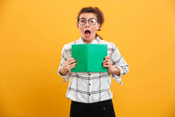 Retrato de mulher excitada envolvida na leitura fascinante livro h — Fotografia de Stock