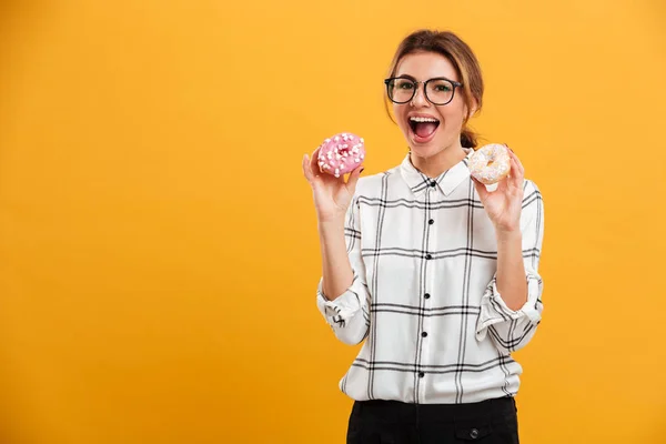 Porträt einer jungen Frau im karierten Hemd, die mit Don vor der Kamera posiert — Stockfoto