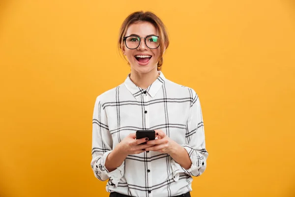 Ritratto di bella donna in camicia a quadri e occhiali in posa — Foto Stock