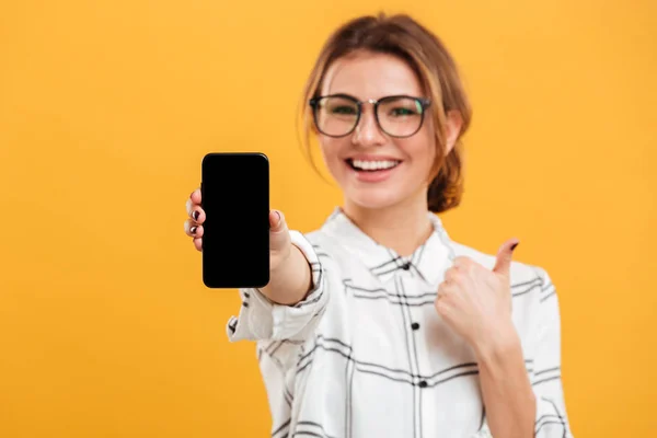 Portret van mooie vlaag vrouw waarop camera zwart scree — Stockfoto