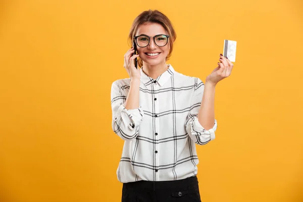 Portret van blij vrouw dragen van bril praten op mobiele p — Stockfoto