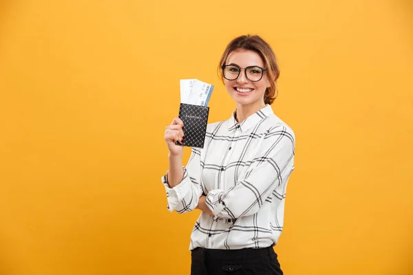 Ritratto di donna sorridente in camicia a quadri in posa sulla macchina fotografica con t — Foto Stock