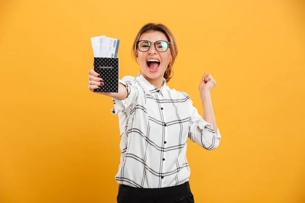 Imagen de la mujer feliz con gafas posando en la cámara con ticke —  Fotos de Stock