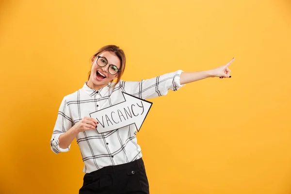 Portrait of funny woman in plaid shirt holding speech arrow poin — Stock Photo, Image