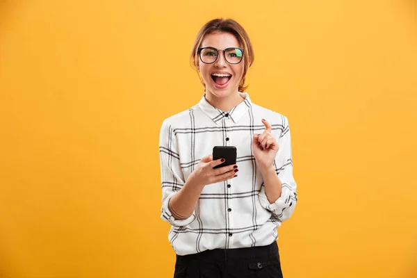 Retrato de mujer alegre en camisa a cuadros y gafas mirando en la leva — Foto de Stock