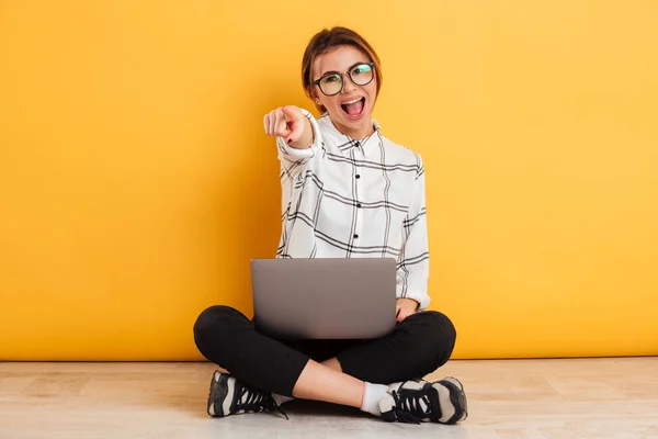 Fiatal nő ül a padlóra átkelés lábak notebook és — Stock Fotó