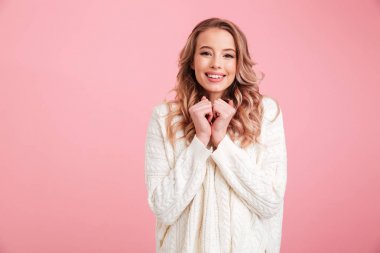 neşeli güzel genç kadın