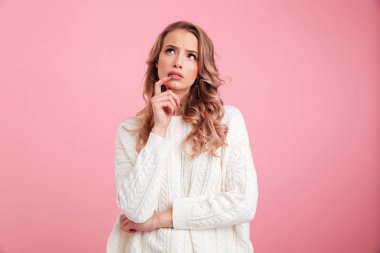 İzole duran düşünceli genç kadın