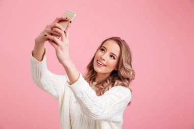 Güzel bir kadın yapmak selfie tarafından cep telefonu.