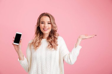 Neşeli kadın cep telefonu görüntüsünü gösterilen.