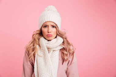 Üzgün genç kadın sıcak şal. Görünümlü kamera.