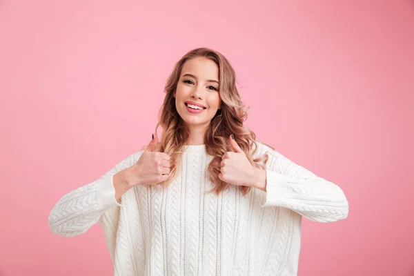 Feliz joven mostrando los pulgares hacia arriba . — Foto de Stock