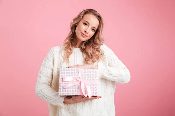 Glückliche junge Frau mit Geschenkschachtel. — Stockfoto