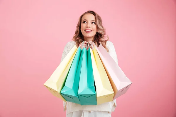 Glad ung kvinna som håller i shoppingväskor. — Stockfoto