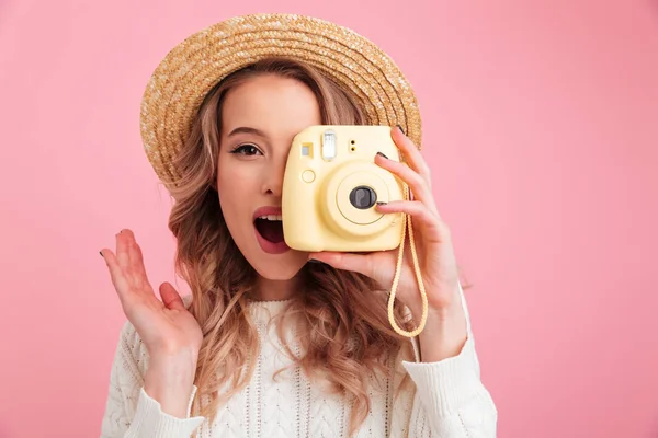 Mujer bastante joven sosteniendo la cámara . — Foto de Stock