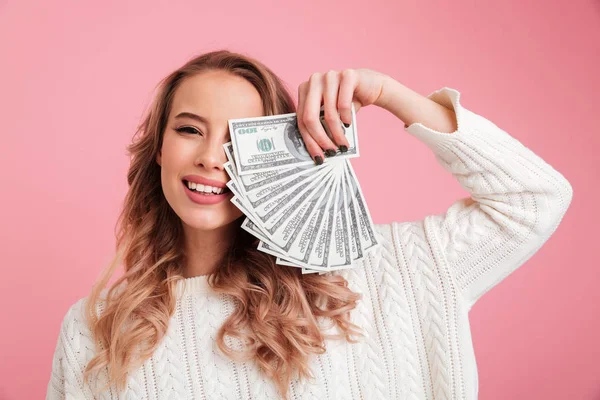 Glad ung kvinna som håller pengar. — Stockfoto